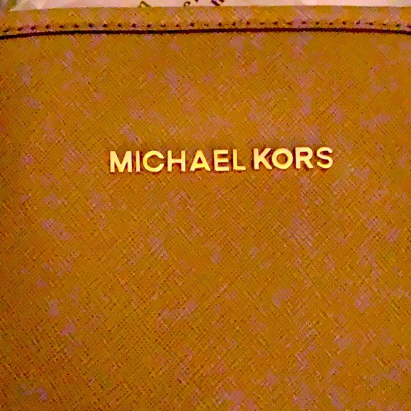 NWT Michael Kors Jet SetTravel Tote - Picture 3 of 8